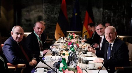 Пашинян обсудил с Шольцем мир с Азербайджаном