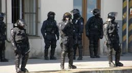 Подросток зарезал двух женщин в торговом центре в Чехии