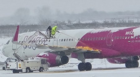 Из-за снегопада поврежден козырекнад центральнымвходомаэропорта Батуми