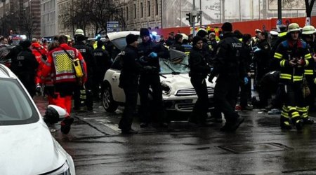 Almaniyada avtomobil izdihamın üzərinə sürülüb