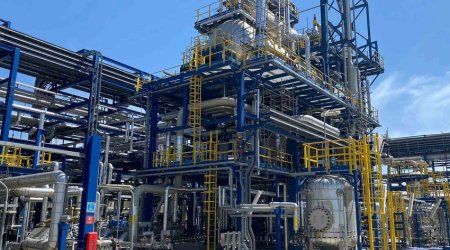 В Баку горит нефтеперерабатывающий завод