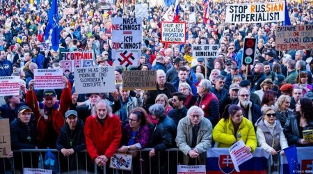 В Словакии многотысячные митинги против Фицо и его дружбы с Россией