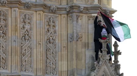 Londonda nümayişçi Fələstin bayrağı ilə &ldquo;Big Ben&rdquo;ə dırmaşıb