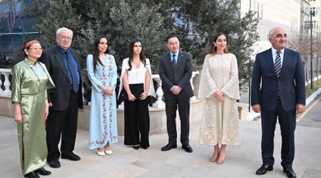 Leyla və Arzu Əliyevalar Çin dili təhsili alan tələbələrlə