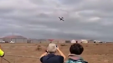 В ЮАР из-за крушения самолета на авиашоу погиб пилот