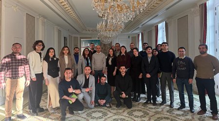 Эмин Амруллаев встретился с азербайджанскими докторантами в Париже
