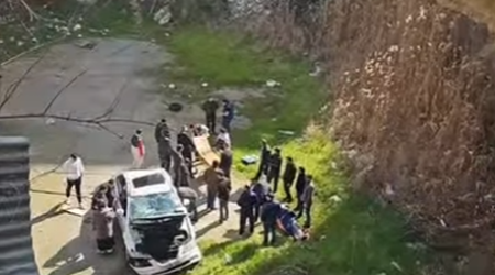 Yasamalda avtomobil dərəyə aşıb