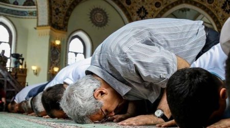 Ramazan ayının başa çatması ilə əlaqədar məscidlərdə bayram namazı qılınıb