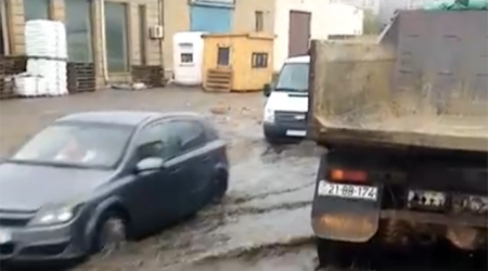 Yağışdan sonra Xırdalanda kanalizasiya xətləri daşdı - Video