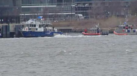 Nyu-Yorkda helikopter çaya düşüb - Video