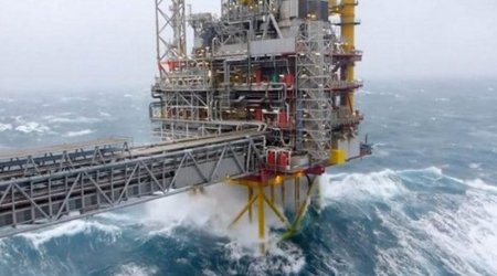 Высота волн в Каспийском море достигла трёх метров