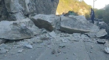 Qubada qaya parçaları yola düşüb,kəndlərlə əlaqə kəsilib - Video