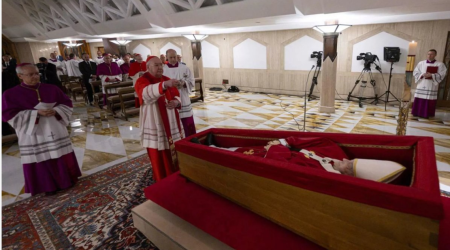 На лице Папы Франциска обнаружен большой синяк. В чём причина?