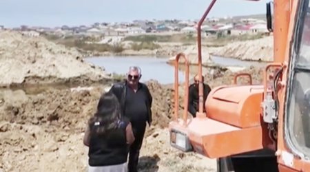 Göl qurudularaq yerində evlər tikilir - Video