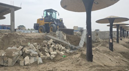 Dəniz kənarında inşa edilən qanunsuz tikili sökülüb - Video