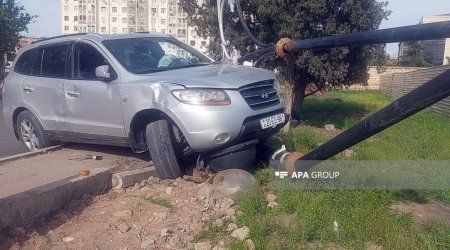 Gəncədə avtomobil dirəyə çırpılıb, xəsarət alan var -