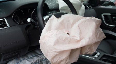 В Баку автомобиль въехал в здание спортзала, водитель скончался
