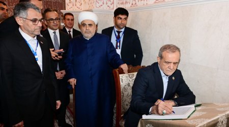 Президент Ирана посетил мечеть Бибиэйбат