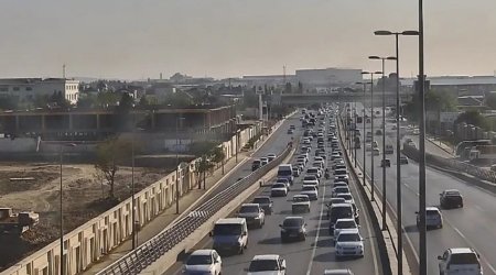 В Баку на 14 улицах и проспектах затруднено движение транспорта