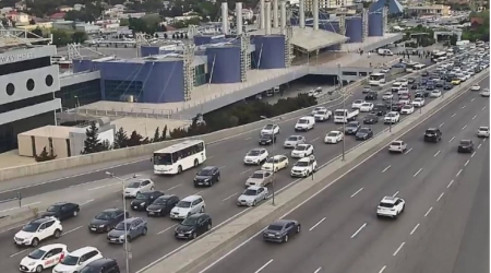 В Баку на ряде улиц и проспектов затруднено движение транспорта