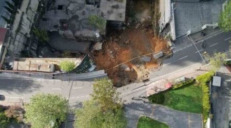İstanbulda yol çöküb - Video