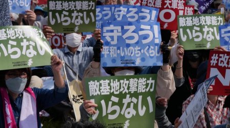В Токио проходит митинг в защиту статьи конституции Японии об отказе от войны