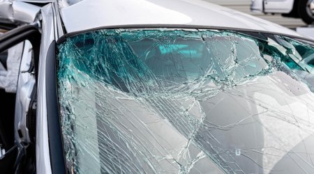 На Абшероне автомобиль врезался в придорожное ограждение и загорелся