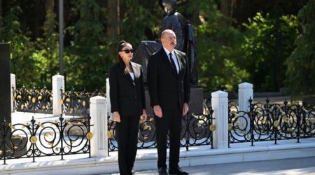 Алиевы посетили могилу общенационального лидера Гейдара Алиева