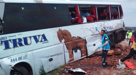 Türkiyədə turistləri daşıyan avtobus qəzaya uğrayıb - 8 nəfər ölüb, 20-si yaralanıb