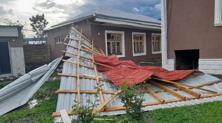 Qaxda külək evin dam örtüyünü uçurub