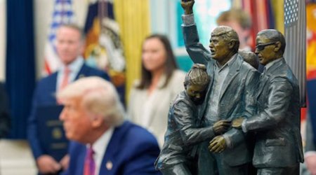 В Овальном кабинете Белого дома появился памятник покушению на Трампа