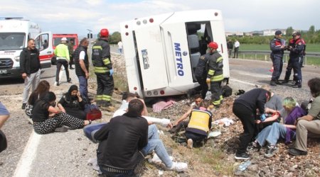 В турецкой Конье перевернулся пассажирский автобус, 13 человек пострадали