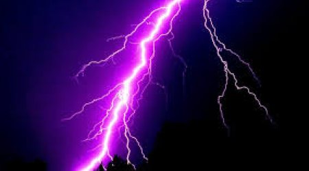 Во Франции 13 человек пострадали из-за удара молнии