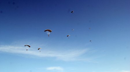 Азербайджанские десантники в небе над Коньей