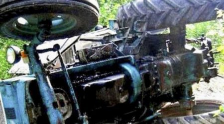 Yevlaxda traktor aşıb, ölən və yaralanan var