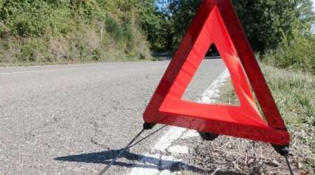 Şəmkirdə minik avtomobili dərəyə aşıb, xəsarət alanlar var