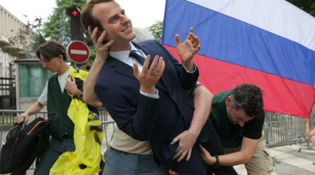 Статую Макрона украли из музея и поставили у посольства России