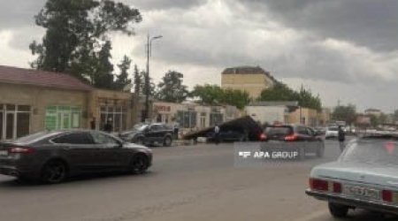 Sabirabadda külək tikilinin damını avtomobilin üstünə aşırıb