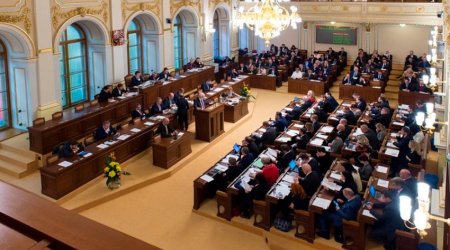 KİV: Müxalifət Çexiya hökumətinin istefasını tələb edib