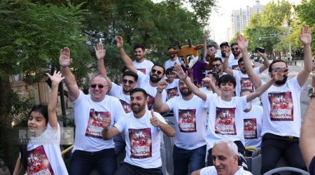 В Баку проходит тур по случаю победы Азербайджана на чемпионате мира по мини-футболу