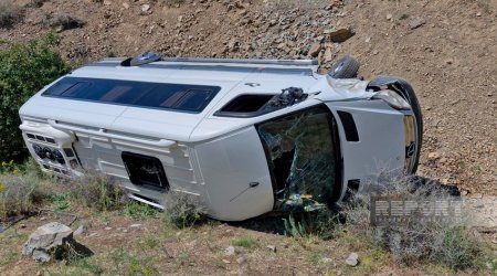 В Шахбузе микроавтобус упал в овраг, пострадали четыре человека