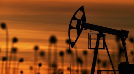 Цены на нефть продолжают расти на опасениях по поводу поставок