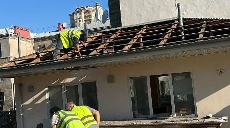 Bakıda binanın damında qanunsuz hovuz sökülüb