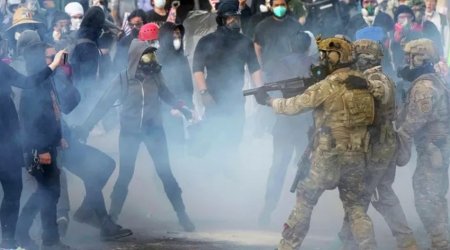 В США более 250 человек прорвались в здание миграционной службы