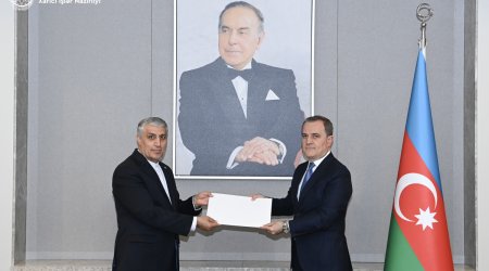 Ceyhun Bayramov İranın yeni səfirinin etimadnaməsinin surətini qəbul edib