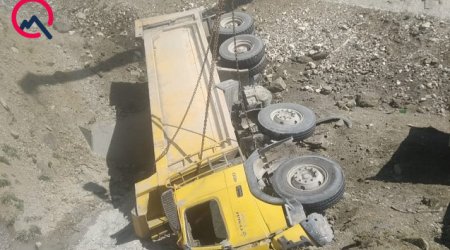Kəlbəcərdə yük avtomobili aşıb, ölən var
