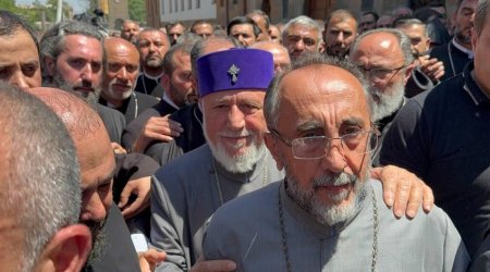 Ереванский суд арестовал на 2 месяца архиепископа Микаеля Аджапахяна