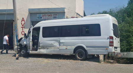 Goranboyda mikroavtobusla minik avtomobili toqquşub, xəsarət alanlar var