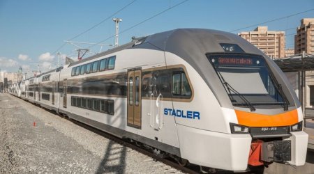 В АЖД напомнили об административной ответственности за забрасывание поездов камнями