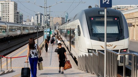 Qeyri-iş günlərində qatarla daşınan sərnişinlərin sayı açıqlanıb